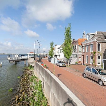 De Kapiteinshut Aan De Rivier Met Xl Ligbad En Sauna Lekkerkerk Exterior photo