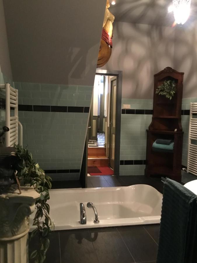 De Kapiteinshut Aan De Rivier Met Xl Ligbad En Sauna Lekkerkerk Exterior photo
