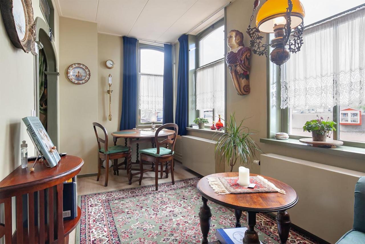 De Kapiteinshut Aan De Rivier Met Xl Ligbad En Sauna Lekkerkerk Exterior photo