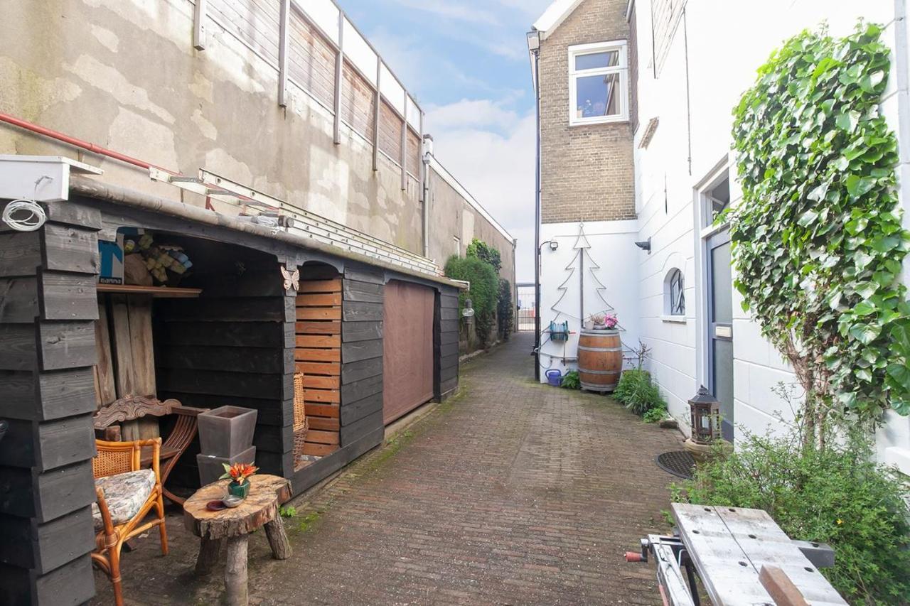 De Kapiteinshut Aan De Rivier Met Xl Ligbad En Sauna Lekkerkerk Exterior photo