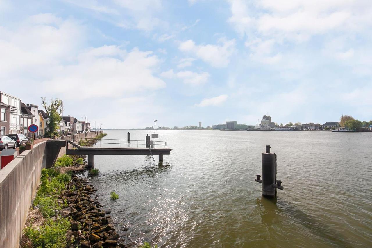 De Kapiteinshut Aan De Rivier Met Xl Ligbad En Sauna Lekkerkerk Exterior photo
